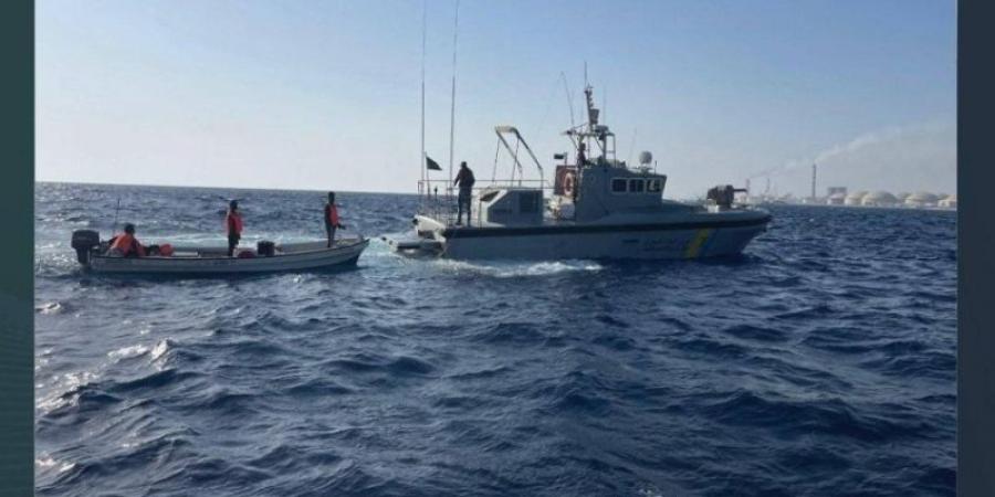 حرس الحدود بمنطقة مكة ينقذ مواطنًا ومقيمين من الجنسية البنجلاديشية تعطلت واسطتهم البحرية في عرض البحر