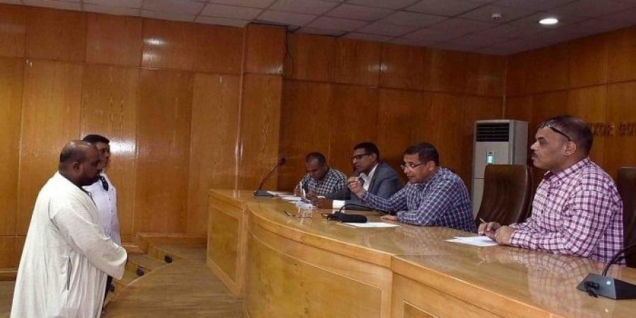 سكرتير عام الأقصر يبحث شكاوى عدد من المواطنين ويوجه بسرعة حلها