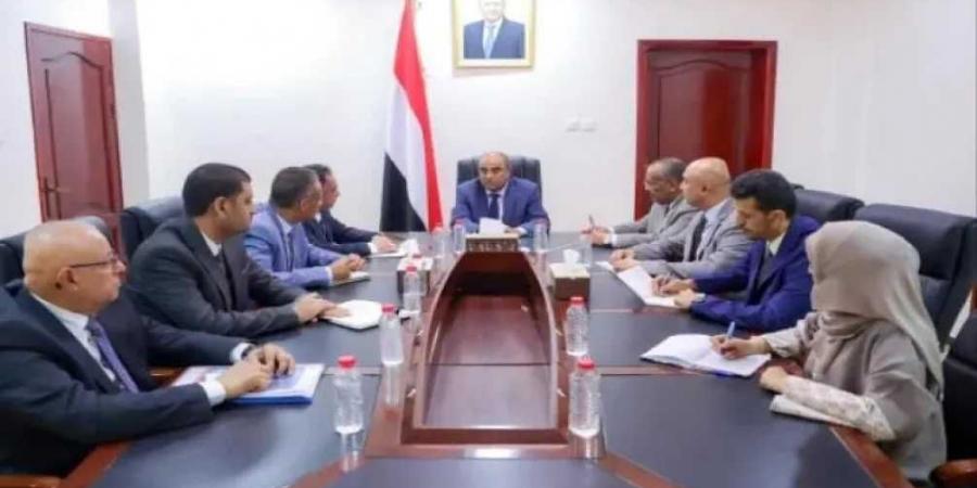 رئيس الوزراء اليمني يوجه بتسريع تحديث شبكة الاتصالات والإنترنت