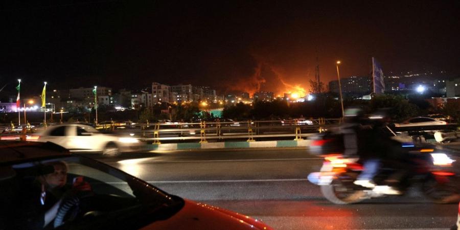 الجيش الاسرائيلي يعلن تنفيذ ضربات على "أهداف عسكرية" في إيران