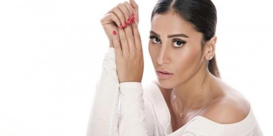 دينا الشربيني وأمينة خليل ترقصان معاً في أجواء شبابية