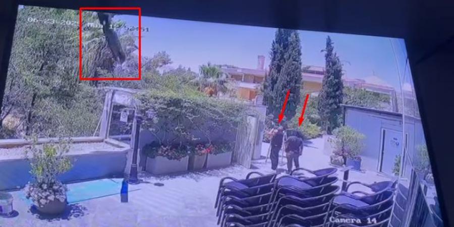 "العناية الإلهية حالت دون وقوع كارثة" .. شاهد لحظة سقوط مسيرة في منطقة أم أذينة بالقرب من مواطنين - فيديو