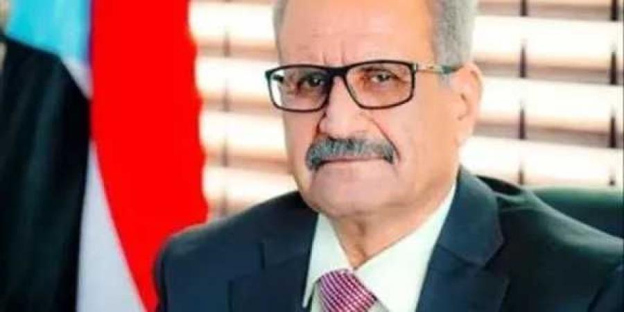 قيادي في الانتقالي الجنوبي يحذر من تسارع الأزمة الاقتصادية ويهاجم عجز الحكومة عن المعالجة