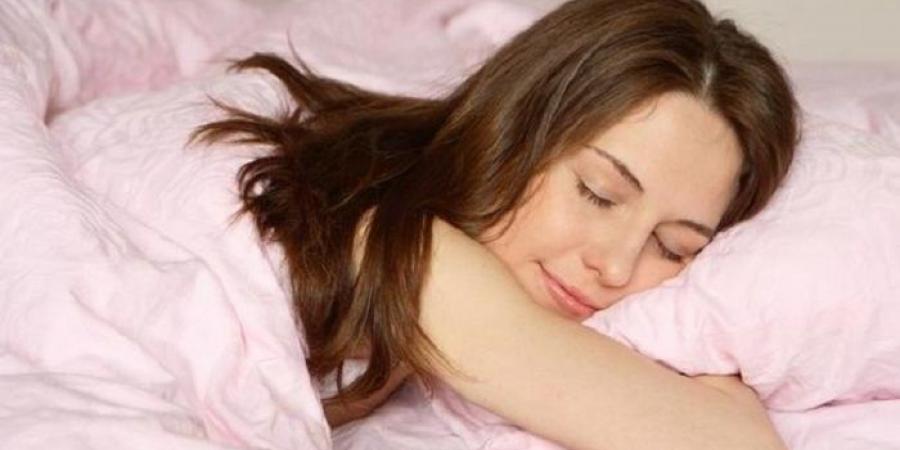 ثمرة فاكهة واحدة قد تمنحك نومًا هادئًا..خبراء يكشفون السر