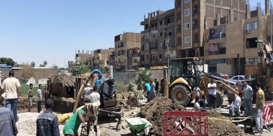« مياه الاقصر» تعالج تسرب مائى لقناة رى بالعوامية جنوب الأقصر