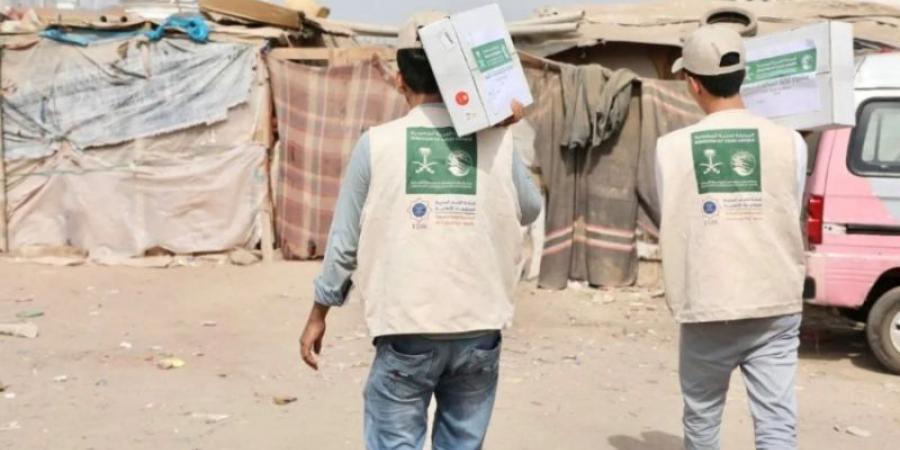 مركز الملك سلمان يوزع (3.000) كرتون تمر في مديرية الخوخة بمحافظة الحديدة