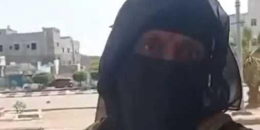 قصة مؤثرة.. مسنة تذرف الدموع بعد خصم راتبها إلى ألف ريال في عدن