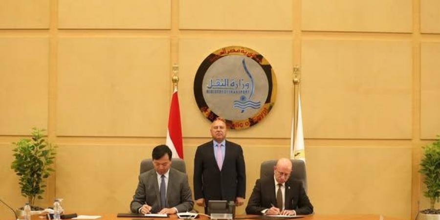 الوزير يشهد توقيع عقد بناء سفينتين صب جاف عملاقتين من طراز KAMSAR MAX