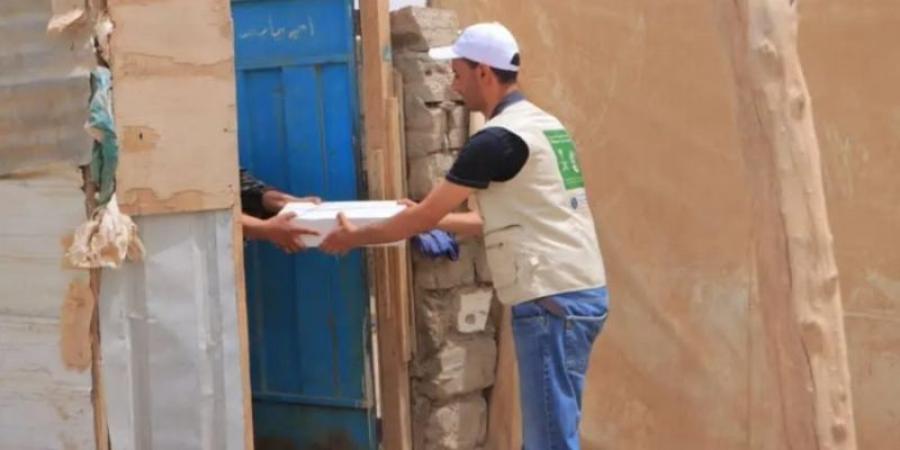 مركز الملك سلمان يوزع (3.120) كرتون تمر في الوادي بمحافظة مأرب