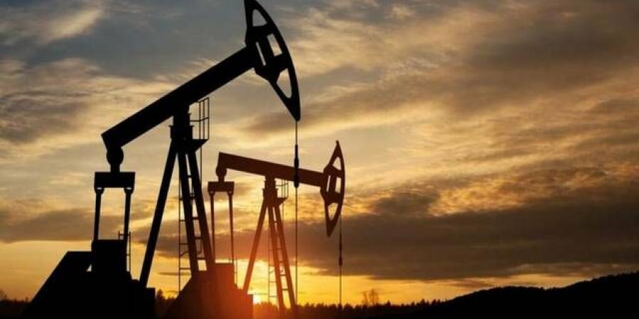 النفط يهوي 7% بعد ضربات إيران لقواعد أمريكية بالخليج وتصاعد التوتر بالمنطقة
