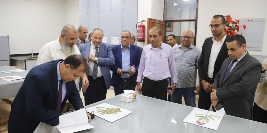 رئيس جامعة جنوب الوادي يتفقد مركز خدمات ذوي الإعاقة بكلية العلوم