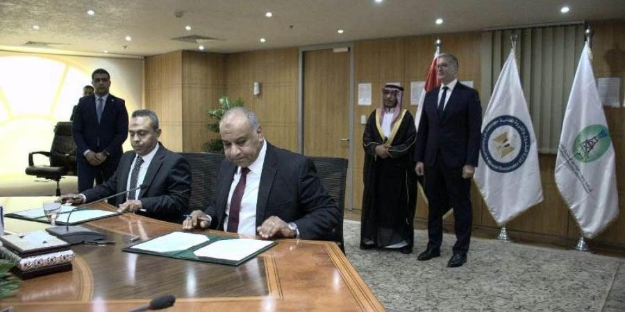 وزير البترول يشهد توقيع اتفاقية لإجراء مسح سيزمي بجنوب الصحراء الغربية