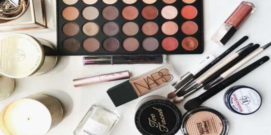 أسرار مكياج النجمات لصيف ثابت متوهج
