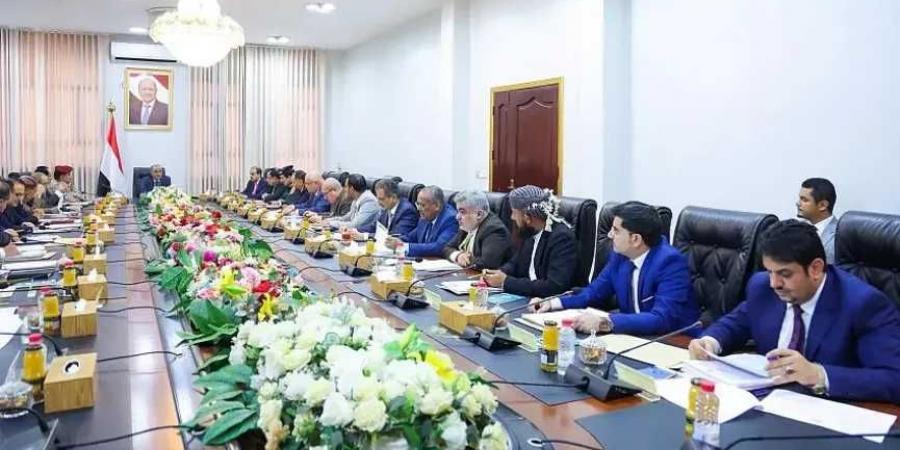 اجتماع حكومي في عدن يبحث أزمة الكهرباء وتدهور العملة ويقر استراتيجية جديدة للدين العام