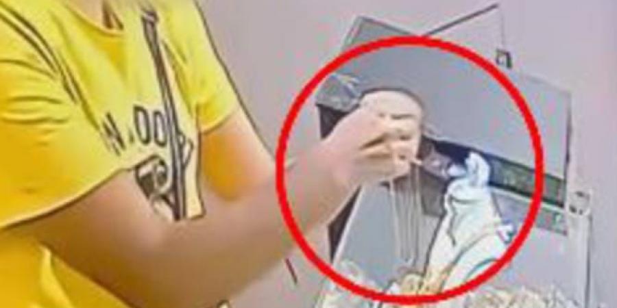 الكاميرا كشفته.. ضبط عاطل سرق سلسلة ذهبية من محل مجوهرات بالجيزة 