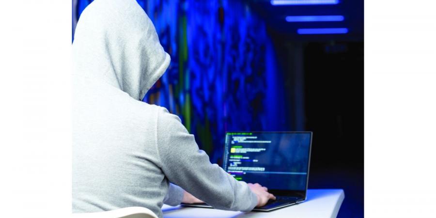 منصات تداول وهمية تستدرج الضحايا بـ «إغراءات الربح».. والمطلوب الحذر والإبلاغ الفوري