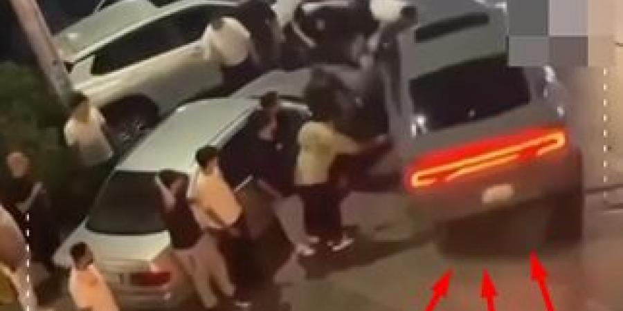 بالفيديو .. مشاجرة جماعية عنيفة غرب عمان تستخدم فيها "المركبات" والأدوات الراضّة