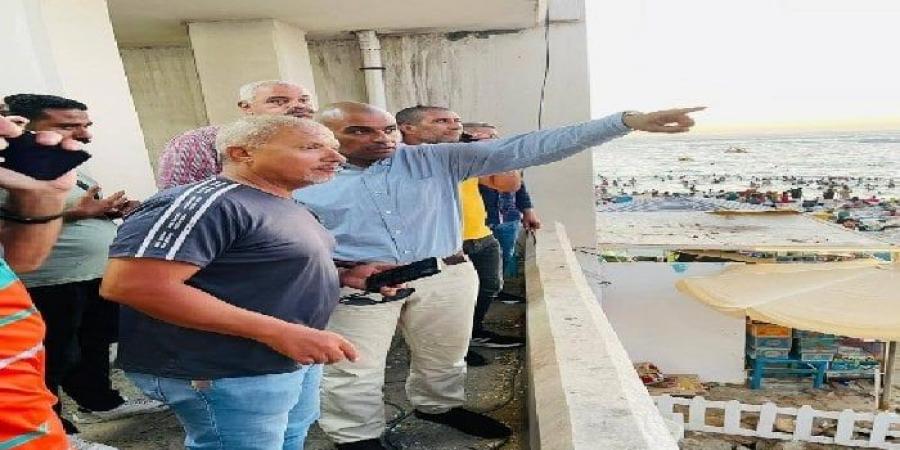 رئيس مصايف الإسكندرية في جولة تفقدية للتأكيد على إخلاء البحر بعد المواعيد الرسمية