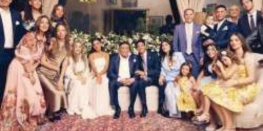 شاهد.. ظهور الزعيم عادل إمام في حفل زفاف حفيده