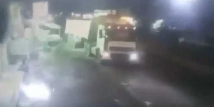 شاهد بالفيديو شاب يختار ان ينهي حياته تحت عجلات قاطرة في الحديدة .. والسائق يدفع الثمن