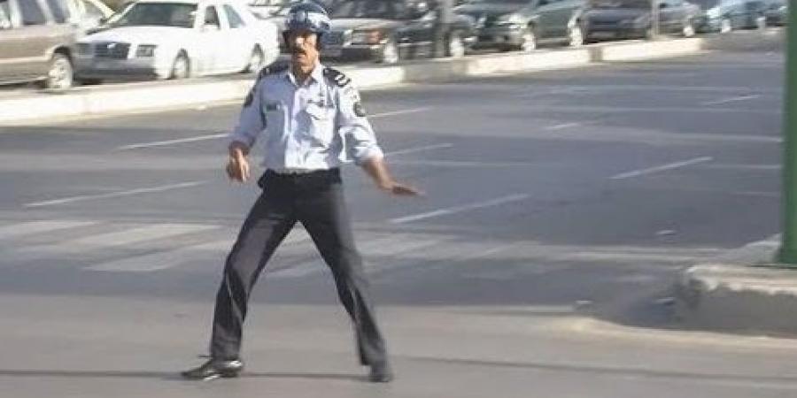 شاهد كيف أوقف الشرطي الراحل هزاع ذنيبات موكب الراحل الملك الحسين لأجل سيارة إسعاف .. فيديو
