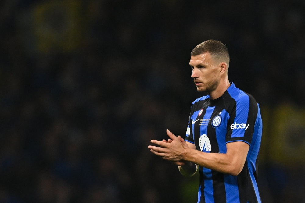رسميًا: فيورنتينا يضم إدين دجيكو في عودة مدوية للدوري الإيطالي!