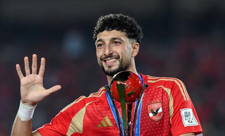 النصر يقلب الموازين: صفقة مفاجئة من قلب الأهلي المصري بتوصية "الفراج"؟تمام، بناءً على عنوان الخبر "النصر يقترب من مهاجم الأهلي المصري .. 'توصية وليد الفراج'"، سأقوم بصياغة مقال إخباري شيق وجذاب، مع عنوان جديد وتفريسات H2، وبحجم يتراوح بين 400 و 500 كلمة. النصر يقلب الموازين: صفقة مفاجئة من قلب الأهلي المصري بتوصية "الفراج"؟ تتصاعد وتيرة التكهنات في سوق الانتقالات الصيفي مع انتشار أنباء قوية حول اقتراب نادي النصر السعودي من ضم مهاجم بارز من النادي الأهلي المصري. هذه الأنباء، التي عززتها "توصية" إعلامية من الإعلامي الرياضي الشهير وليد الفراج، أحدثت ضجة كبيرة بين جماهير الناديين، وفتحت باب التساؤلات حول طبيعة الصفقة وتأثيرها المحتمل على مسيرة "العالمي" في الموسم المقبل. النصر يعزز هجومه: من هو هدف "العالمي" الجديد؟ يسعى نادي النصر السعودي لتعزيز صفوفه بأقوى الأسماء، خاصة في الخطوط الأمامية، استعدادًا للمنافسات المحلية والقارية التي تنتظره. وفي ظل هذا التوجه، برز اسم مهاجم الأهلي المصري كهدف رئيسي للنصر. ورغم عدم الكشف الرسمي عن اسم اللاعب حتى الآن، إلا أن التكهنات تشير إلى أحد العناصر الهجومية البارزة التي تتمتع بقدرات تهديفية عالية وخبرة كبيرة في الملاعب الأفريقية والمصرية. هذه الخطوة تعكس رغبة النصر في استقطاب لاعبين قادرين على صناعة الفارق وتقديم الإضافة النوعية للفريق، بما يتماشى مع طموحاته في التتويج بالألقاب. توصية "الفراج": هل تلعب الكلمات دورًا في حسم الصفقات؟ لم تكن الأنباء حول اهتمام النصر بمهاجم الأهلي هي الوحيدة التي أثارت الجدل، بل تضاعف الاهتمام مع تداول "توصية" الإعلامي وليد الفراج. الفراج، المعروف بآرائه الجريئة وتحليلاته المؤثرة في الشارع الرياضي السعودي، يُنظر إليه كصوت له وزن وتأثير كبير. فهل تُشكل هذه "التوصية" مجرد رأي شخصي، أم أنها إشارة إلى معلومات داخلية أو حتى محاولة لتوجيه مسار الصفقة؟ السؤال يبقى مفتوحًا، لكن المؤكد أن هذه التوصية زادت من وتيرة الحديث عن الصفقة ومنحتها بعدًا إعلاميًا وجماهيريًا أكبر، مما قد يضع ضغطًا إضافيًا على الأطراف المعنية. تداعيات الصفقة المنتظرة: على النصر والأهلي واللاعب إذا ما تمت هذه الصفقة بالفعل، فإن تداعياتها ستكون واسعة على جميع الأطراف. بالنسبة للنصر، ستضيف الصفقة عمقًا هجوميًا وقوة تهديفية للفريق، وستزيد من خيارات المدرب، مما يعزز من حظوظ "العالمي" في المنافسة على كافة البطولات. أما بالنسبة للأهلي المصري، فخسارة أحد أبرز مهاجميه قد تشكل ضربة قوية للفريق، وتتطلب من الإدارة التحرك سريعًا لتعويض هذا الفراغ، خاصة وأن الأهلي مقبل على استحقاقات هامة. أما اللاعب نفسه، فإن الانتقال إلى الدوري السعودي، الذي يشهد طفرة كبيرة وتدفقًا للنجوم العالميين، يمثل فرصة ذهبية لرفع مستواه الفني والمالي، وتجربة احترافية جديدة في دوري قوي ومنافس. الأيام القادمة ستكشف حقيقة هذه المفاوضات، وما إذا كانت "توصية الفراج" ستتحول إلى واقع ملموس في سوق الانتقالات.